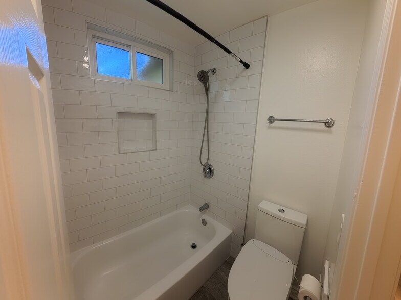 Full bathroom -upstairs - 30535 Canwood St