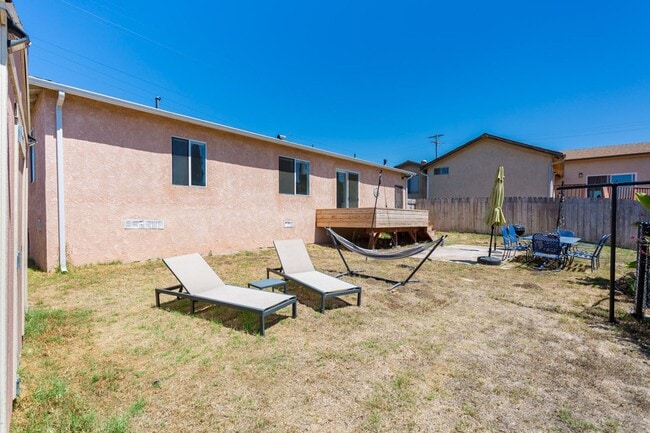 Building Photo - Traditional Home with Large Backyard!