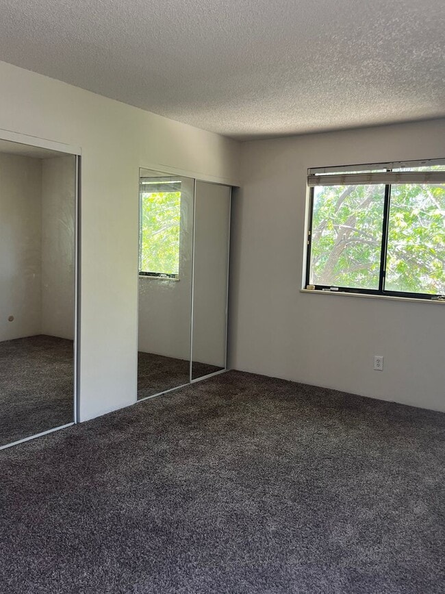 Building Photo - Well Maintained 2 bed 2 bath condo in Woodside Village!