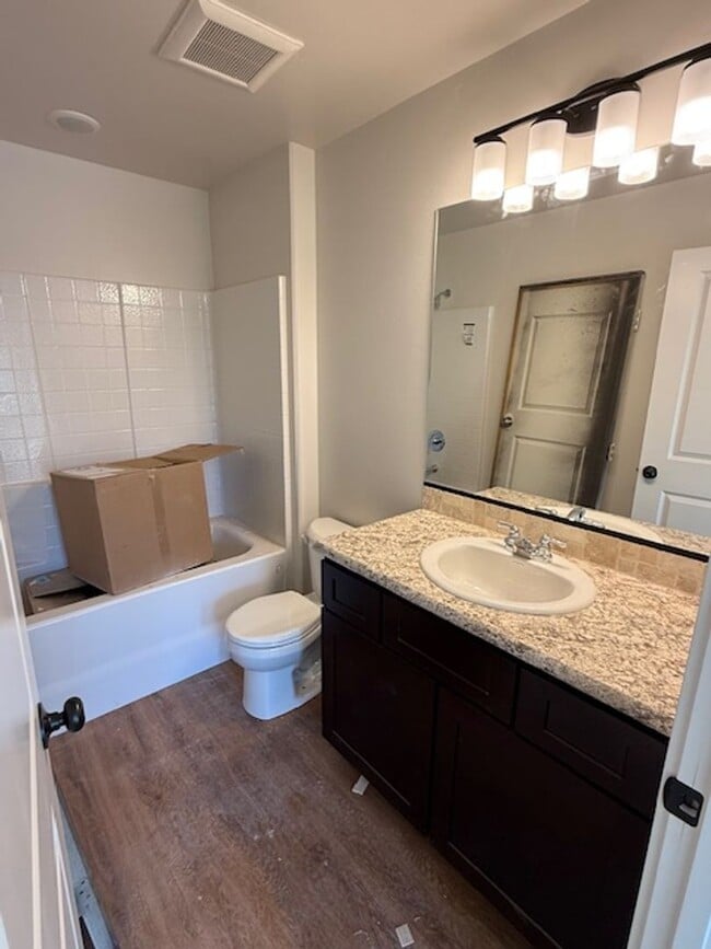 Building Photo - 504 S 5th St