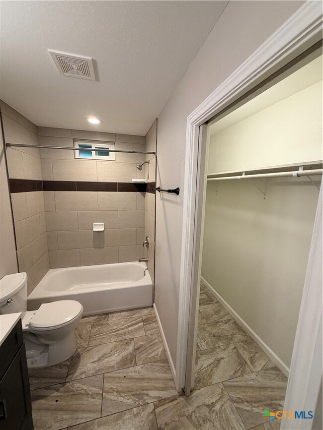 Building Photo - 1537 Post Rd