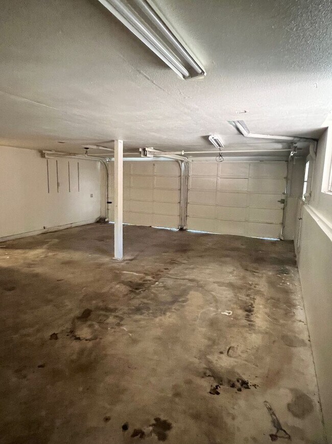 Building Photo - 3 Bed, 2 bath house located in Eugene