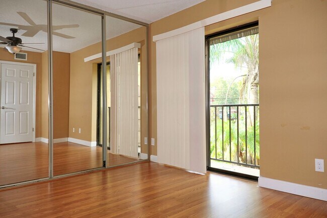 Building Photo - This 2/2.5 spacious townhouse could be you...