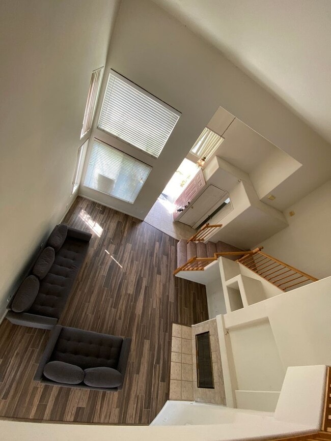 Building Photo - 3 Bedroom/2.5 bath - SFR Available August ...