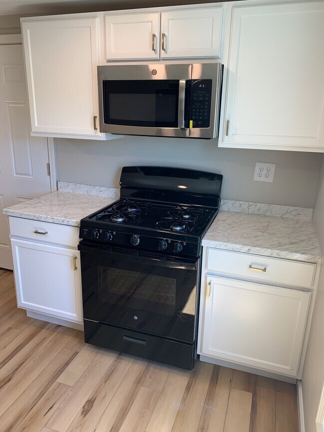 Kitchen - 211 Ulster St