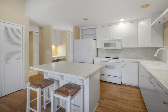Building Photo - 2bd/1.75ba Bellevue Condo