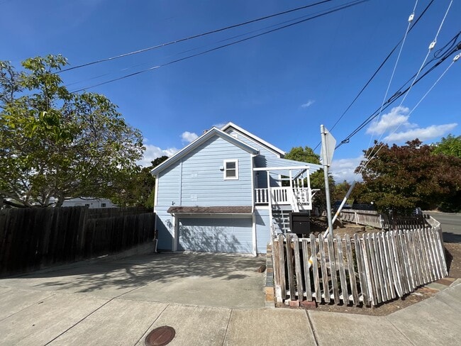 Building Photo - Downtown Benicia Remodeled Saltbox