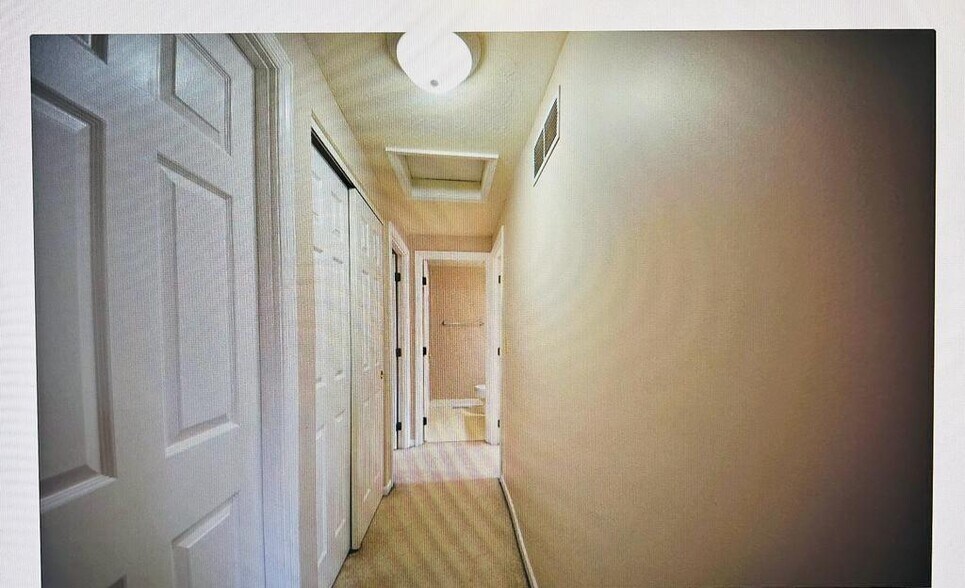 Building Photo - 8051 Hetz Dr