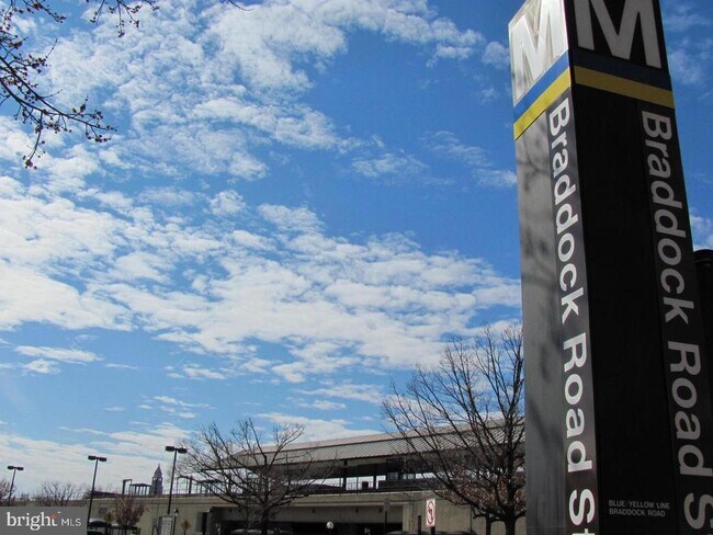 Building Photo - 1734 W Abingdon Dr