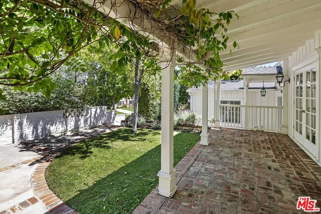 Building Photo - 111 S Glenroy Ave