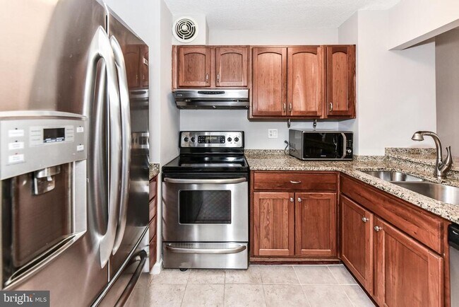 Building Photo - 900 N Stafford St