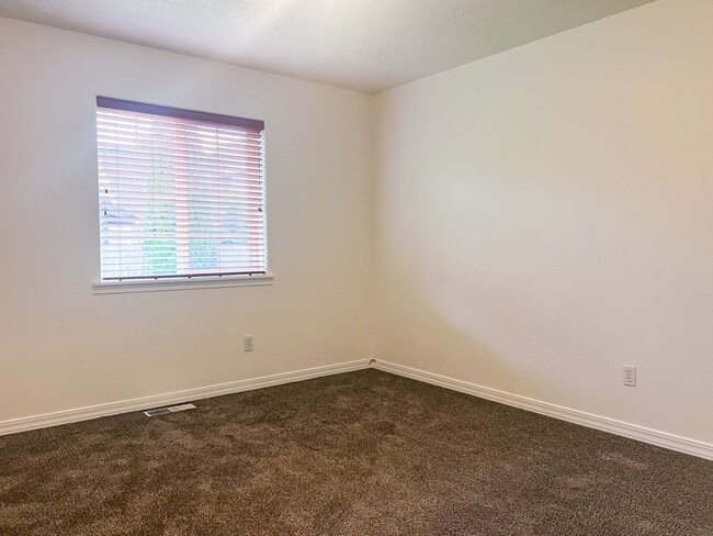 Building Photo - 3BD/2BA HOME W/GARAGE IN LEBANON