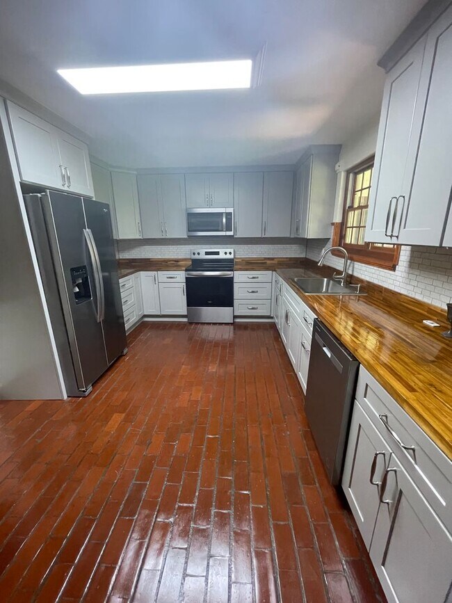 Building Photo - Stunning 3-Bedroom Home with Attached Private Suite – Fully Updated & Move-In Ready