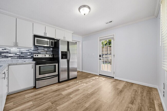 Building Photo - 455 Lakeview Dr