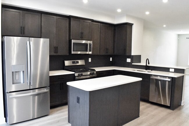 Building Photo - Fantastic Fredericksburg Townhome!