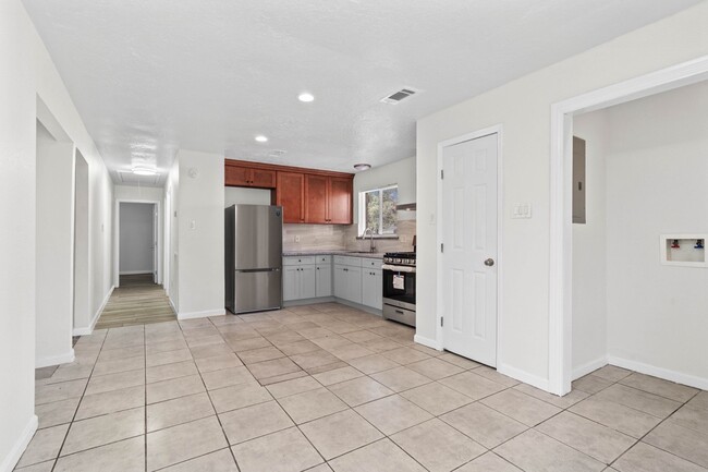 Building Photo - 4510 Hidden Springs Dr