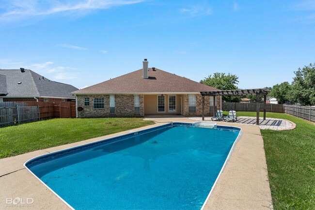 Building Photo - 4 Bedroom 2 Bath with Pool!!!