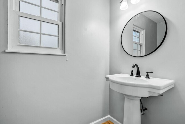 Building Photo - 215 Darrell Dr