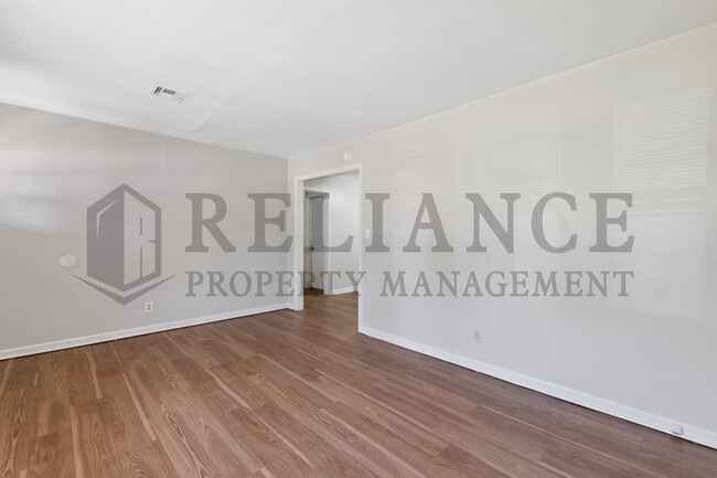Building Photo - 709 S Pinecrest St