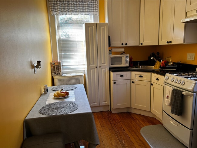 Building Photo - 24 Oakwood Ave