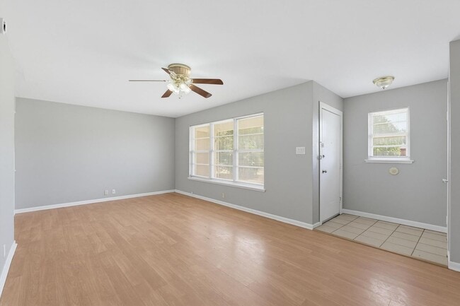 Building Photo - 618 S La Salle Dr