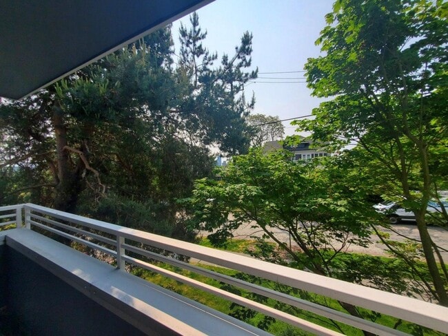 Building Photo - 1bedroom in quiet residential setting.  W/D in unit