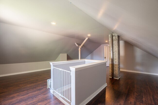Building Photo - 2 Bed Home in the Heart of Whitefish Bay