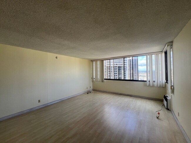 Building Photo - 2 Bedroom unit in Kukui Plaza