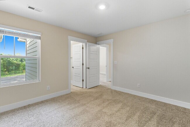 Building Photo - Modern 3 Bedroom, 2.5 Bath Townhome in luxurious Village at Chapel Green! ($2250/mo base rent***)