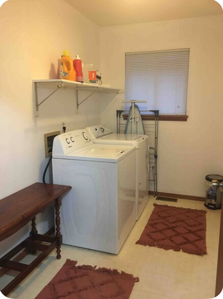 shared laundry - 8659 Chancellor Dr