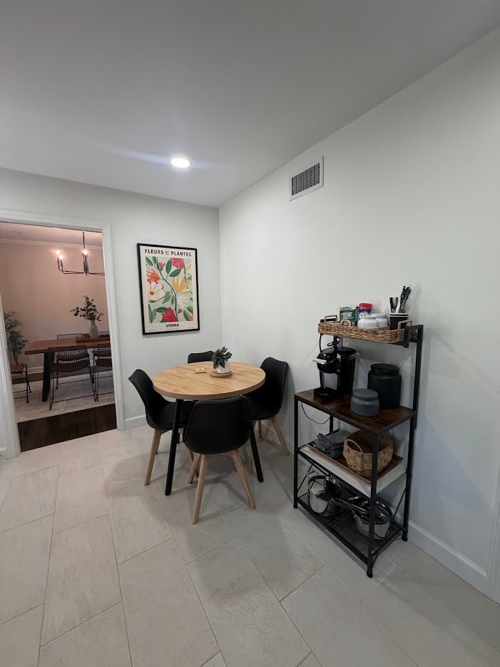 Building Photo - 3737 Lakeshore Dr