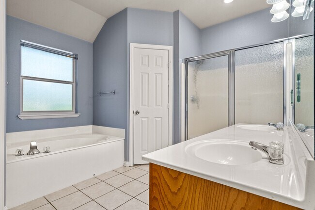 Building Photo - 800 Oak Ln Dr