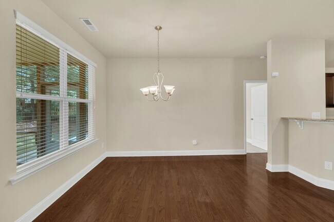 Building Photo - 4 Bedroom Home with 2 Car Garage & Fenced ...