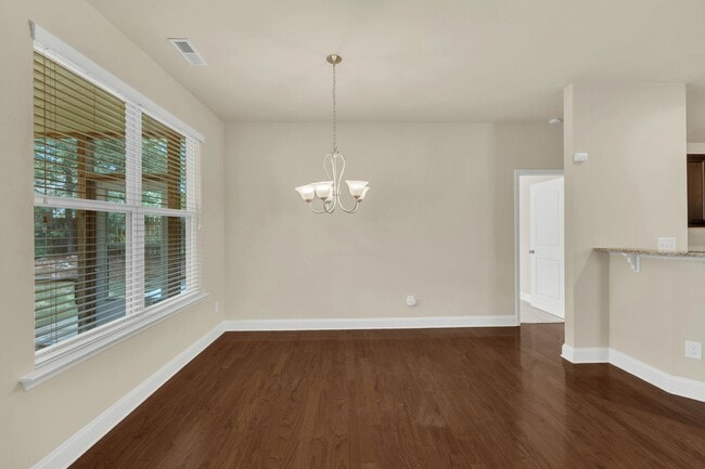 Building Photo - 4 Bedroom Home with 2 Car Garage & Fenced Yard!