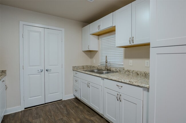Building Photo - 21415 Russell Dr