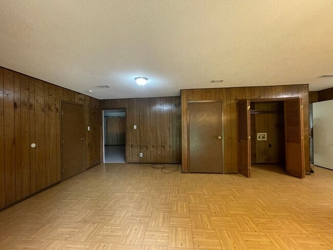 Building Photo - New Listing!