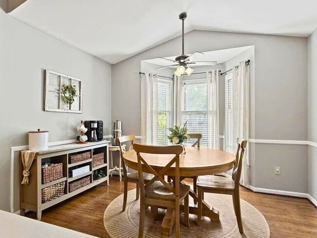 Building Photo - 1032 Summit Dr