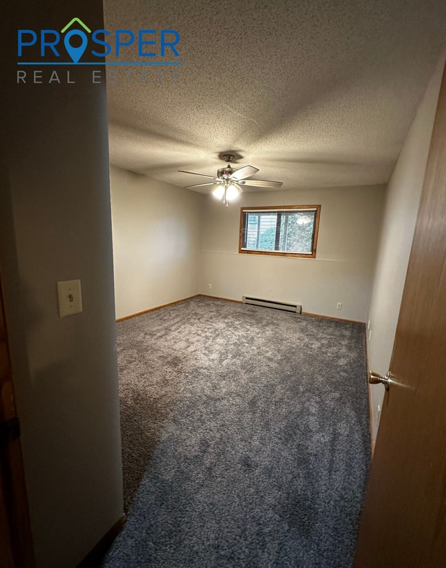 Building Photo - Spacious 3 Bedroom In Quiet Area