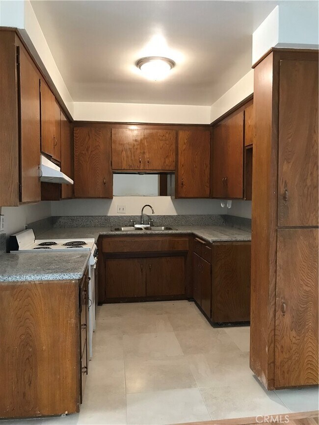 Building Photo - 223 S 5th St