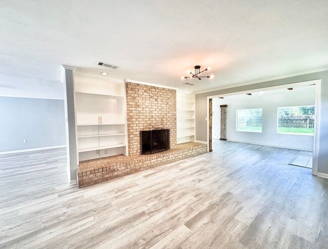 Building Photo - Beautiful 3BR/2BA Home with Sunroom, Formal Dining & Large Backyard