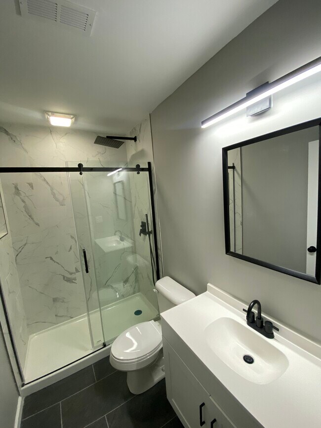 Building Photo - 1235 Summit St