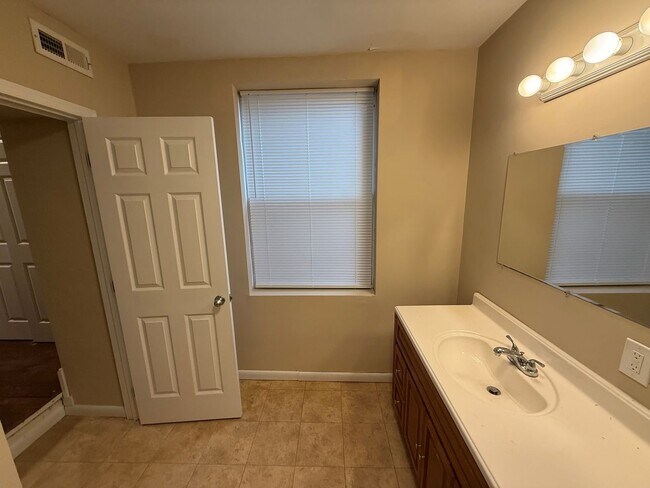 Building Photo - 4015 Lancaster Ave