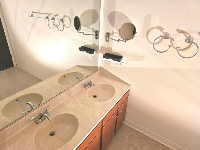 Building Photo - 1018 Castilian Ct