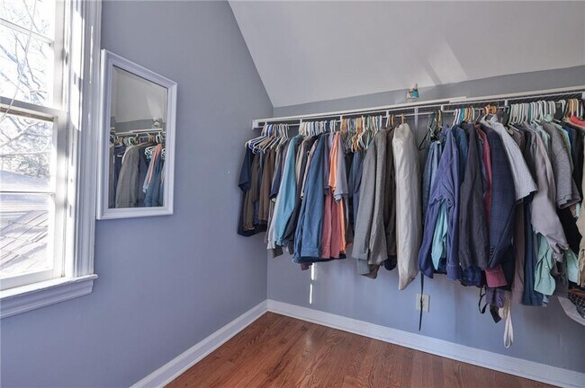 Building Photo - 487 Lakeshore Dr NE