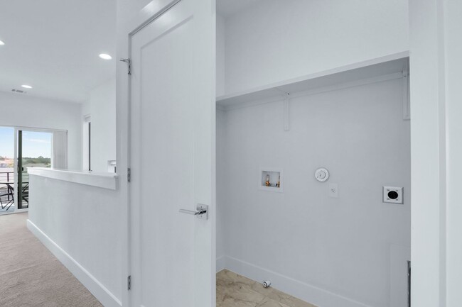 Building Photo - 2050 Lohmans Spur