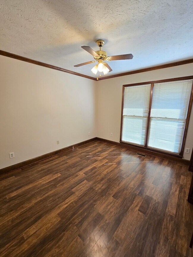 Building Photo - Spacious Townhouse for Rent!