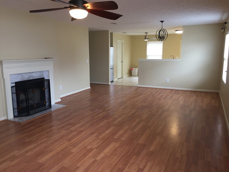 Living room - 5448 Middlebury Dr