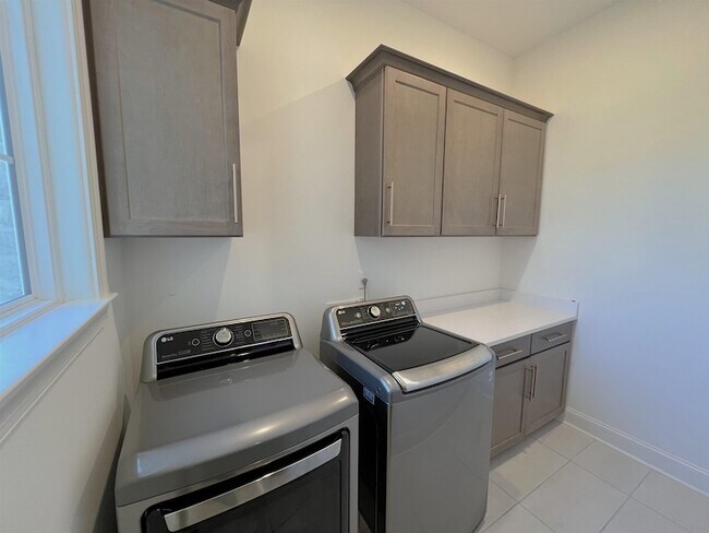 Building Photo - 607 Covington Walk Ln S