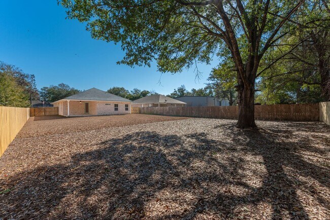 Building Photo - New All Brick 4 Bedroom in Niceville!