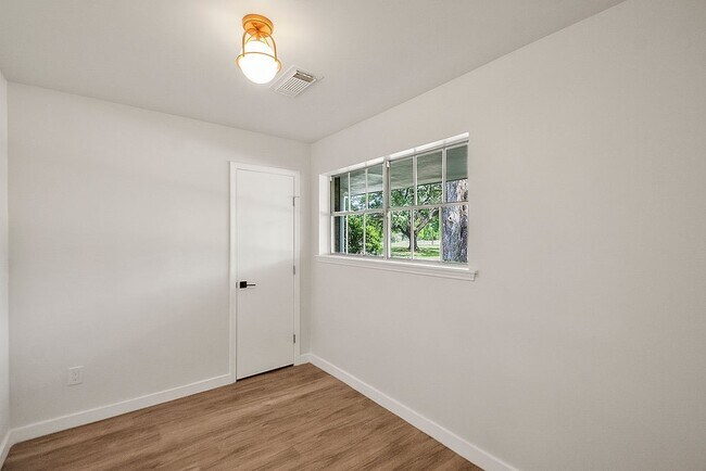 Building Photo - 5514 Chantilly Ln